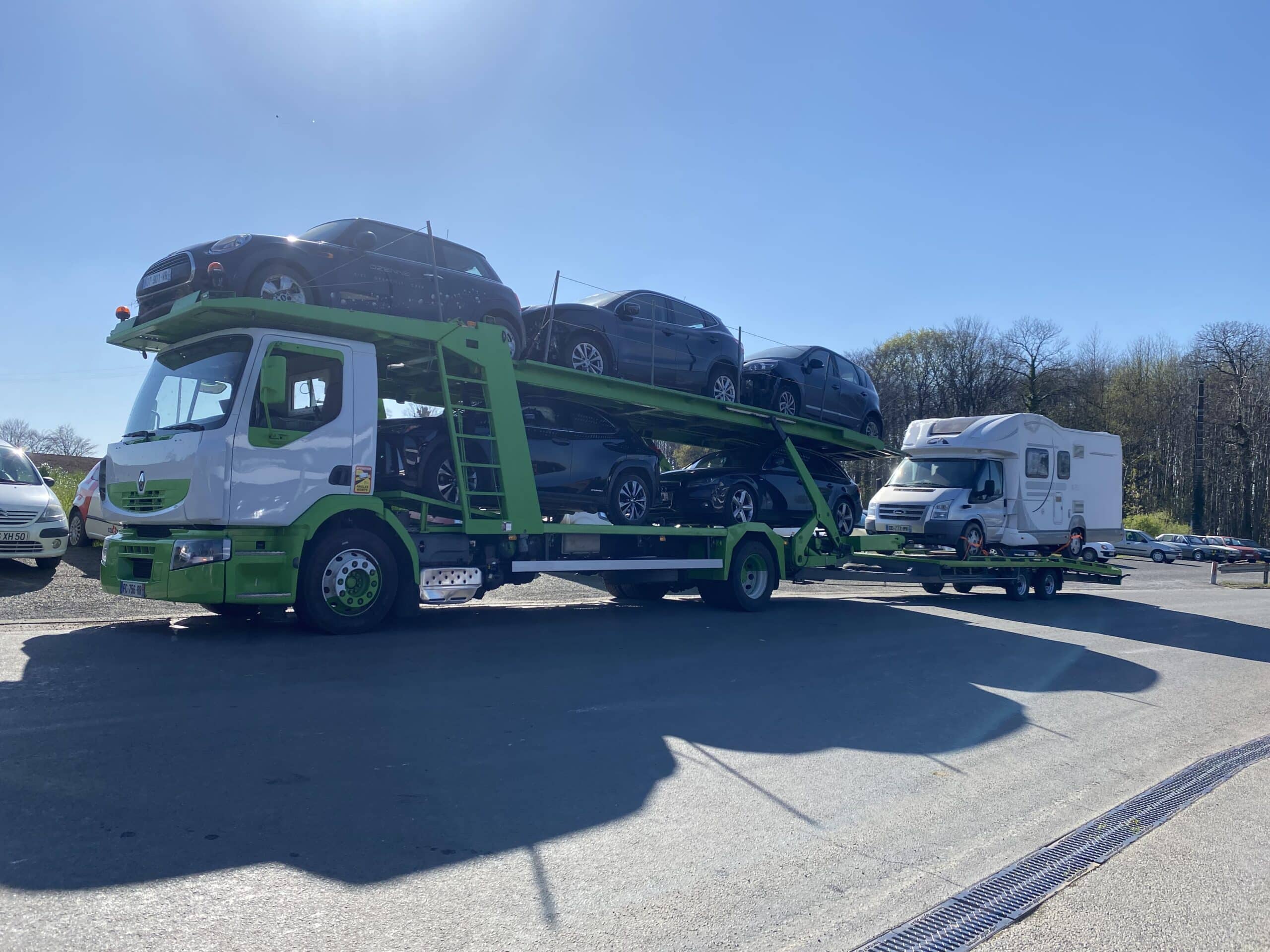 camion transportant 5 voitures et un camping-car