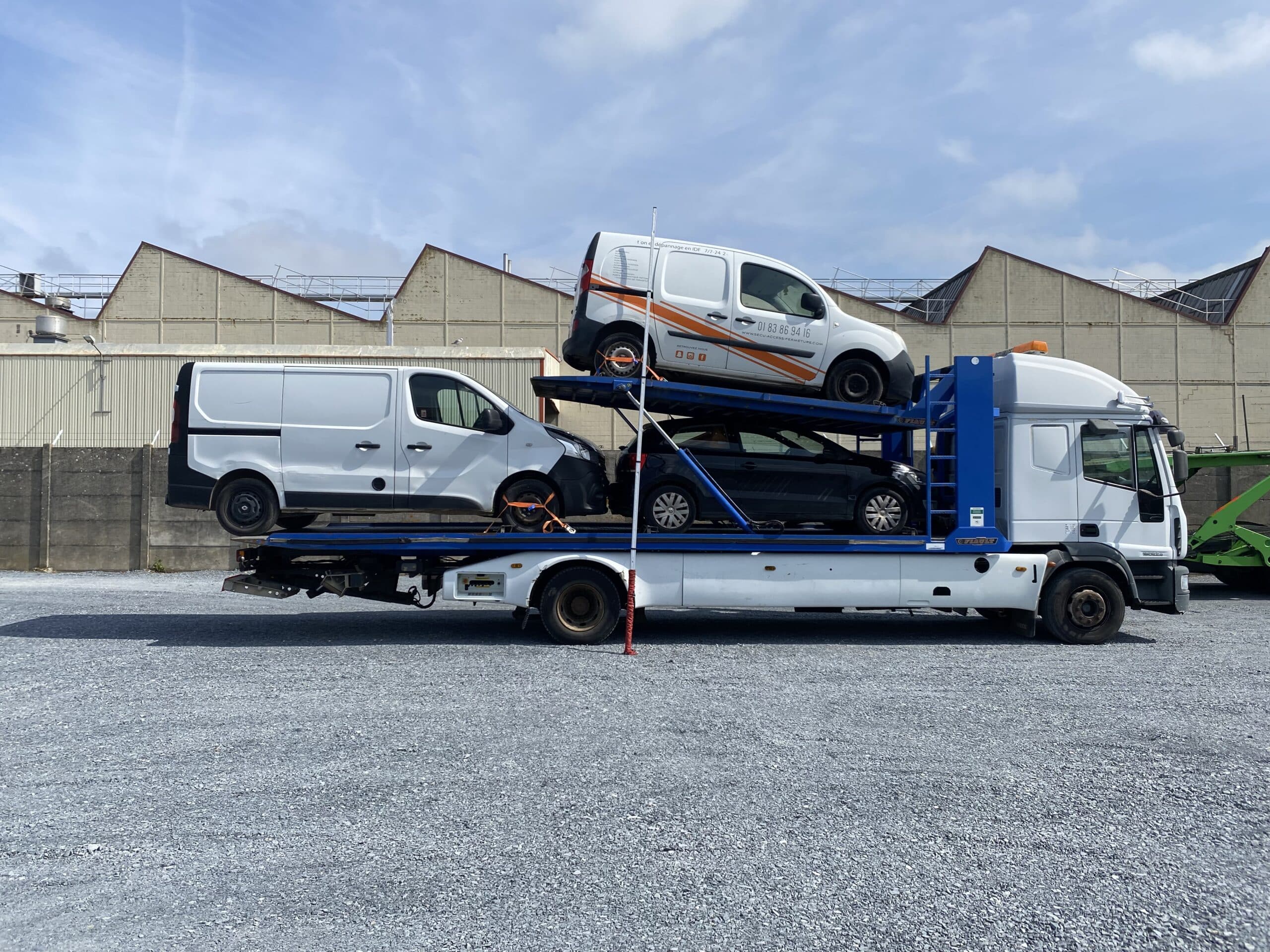 Camion transportant deux véhicules