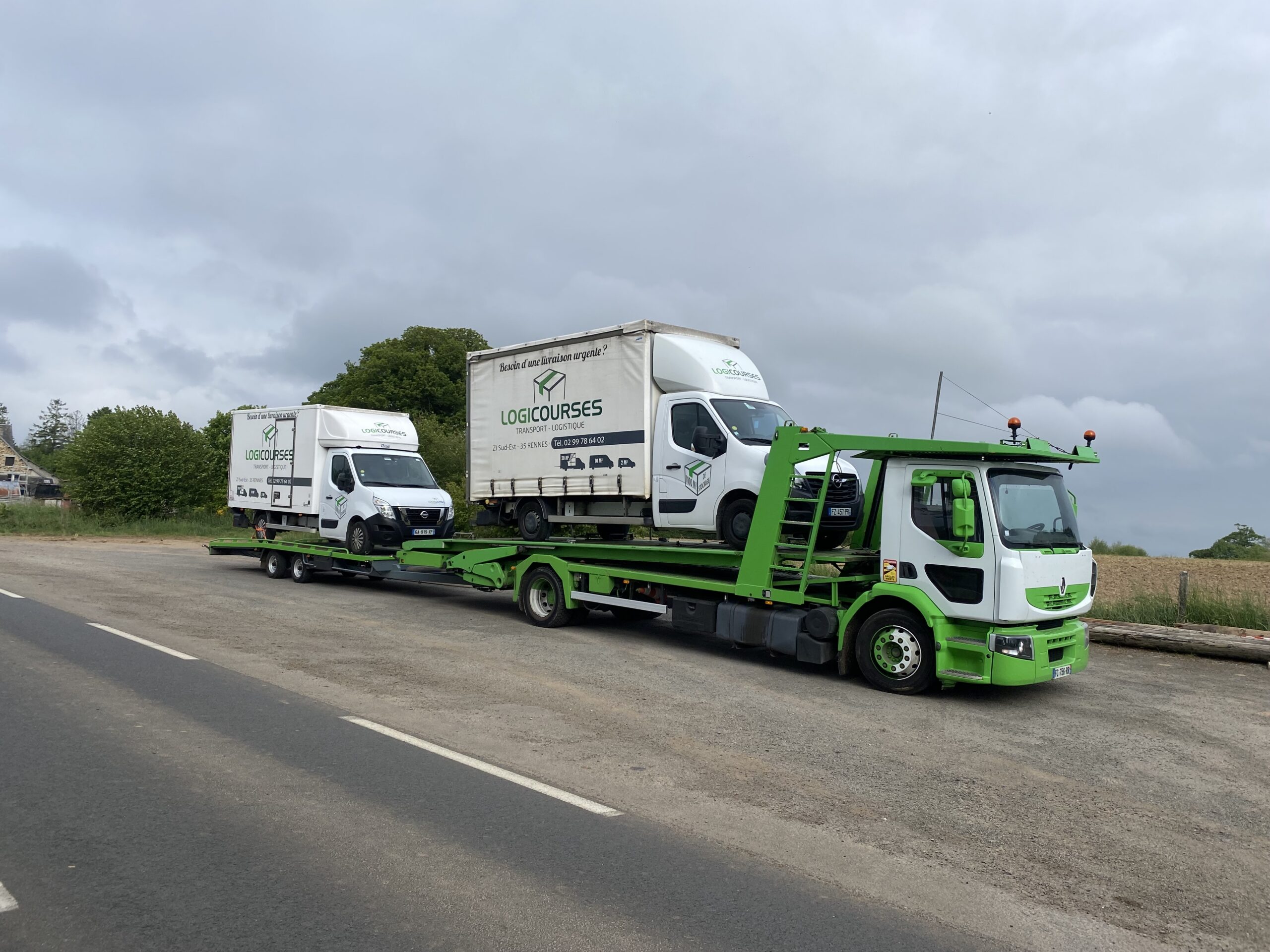 camion transportant deux camions