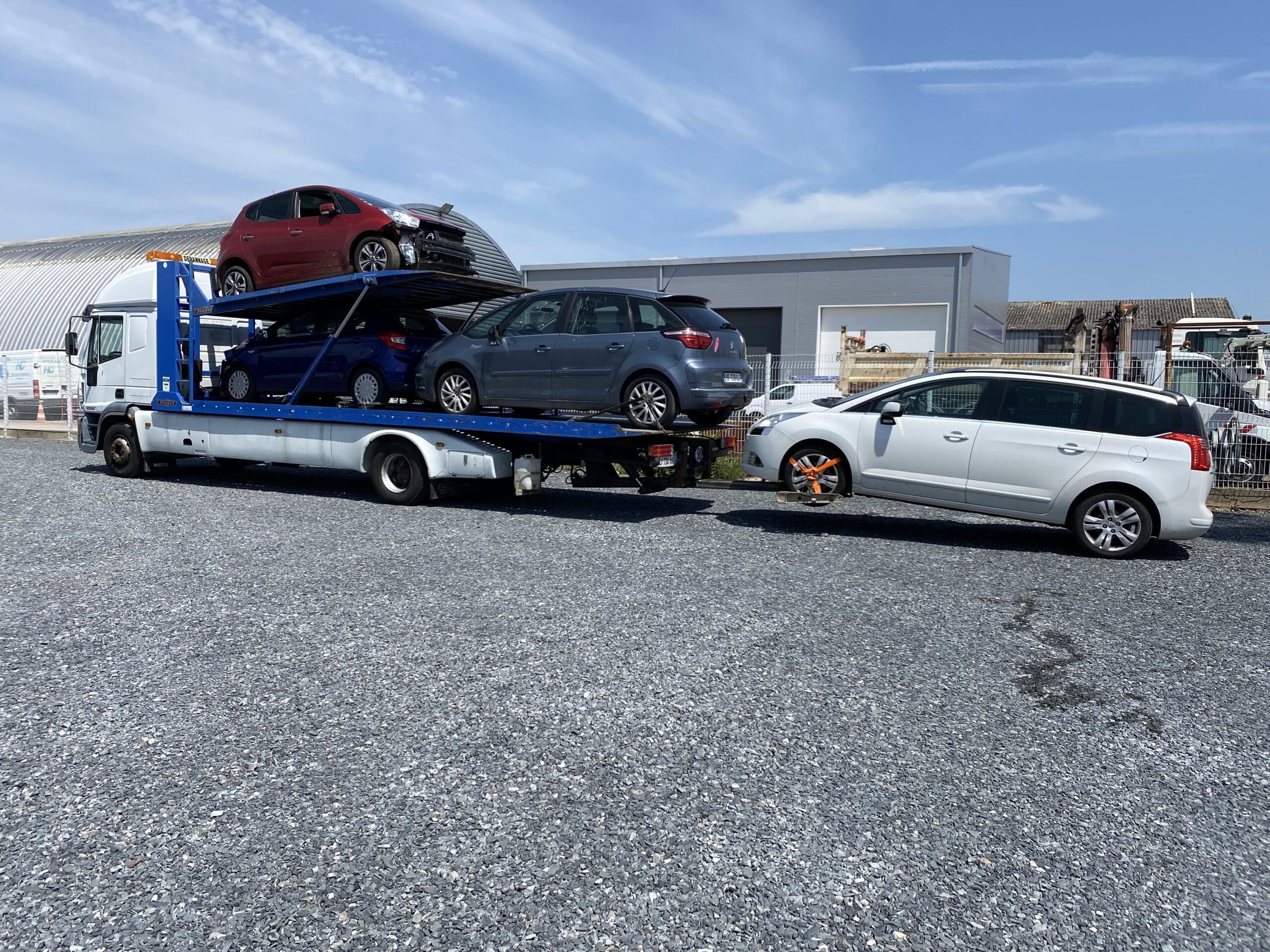 camion transportant 4 voitures