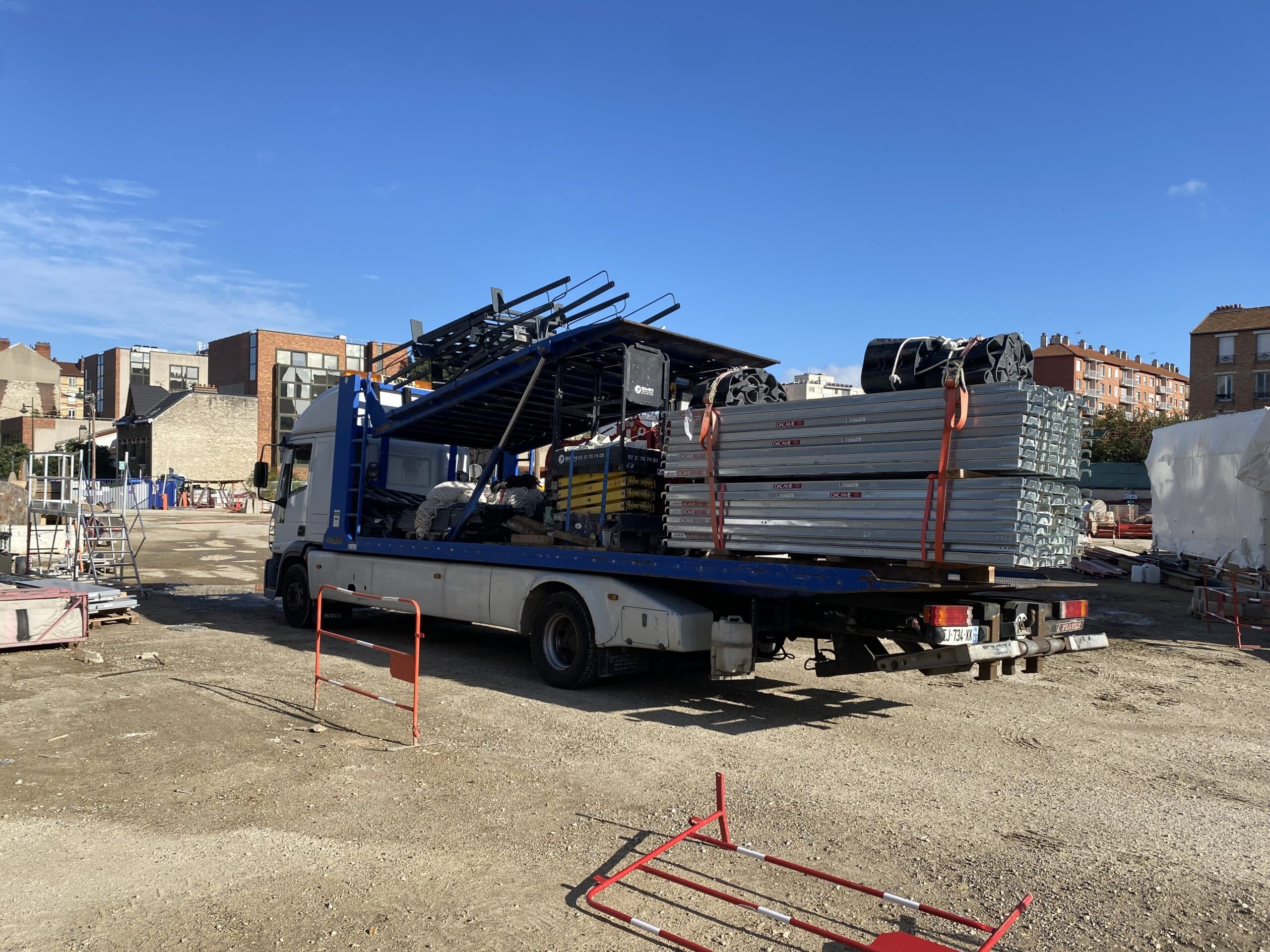 camion transportant du matériel de chantier